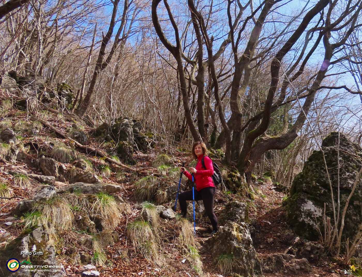 49 In decisa salita per cima Monte Zucco.JPG